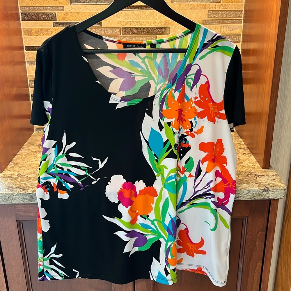 Notations Floral Blouse with Rhinestone Detaik